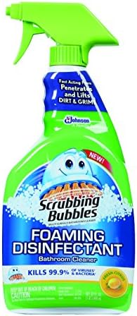 Limpador de bolhas esfregando espuma de limpador de banheiro desinfetante
