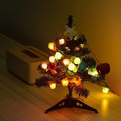 Tabela artificial pré-iluminada árvore de Natal com todos os sinos e assobios para o espaço das crianças
