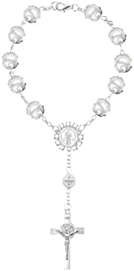 St Benedict Cross Tori Pearl Bracelet Hand segurando a oração transfundida pulseira Rosary Lace Cross Bracelet