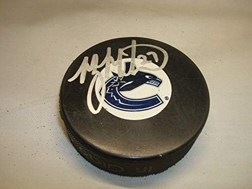 Manny Malhotra assinou o Vancouver Canucks Hockey Puck autografado 1a - Pucks autografados da NHL