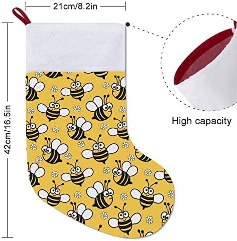 Daisy e abelha personalizada meias de Natal em casa lareira de árvores de Natal