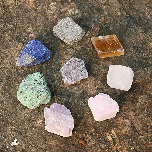 8pcs Cristais naturais e cálculos de cura Conjunto ， Rough Stone Raw Gemstone Irregular Mineral Mineral ， Cristal fluorescente com lanterna UV para Rockhounding