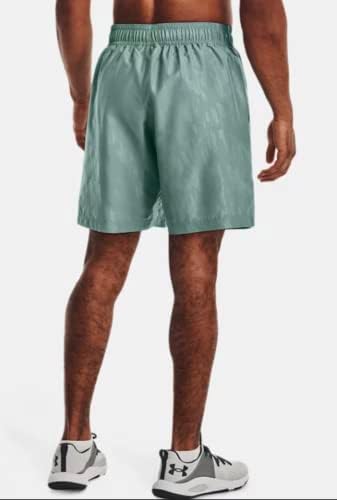 Under Armour masculino com os shorts de tecido em relevo