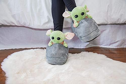 Robe Factory LLC Star Wars: The Mandalorian The Child Grogu 3D Slippers | Baby Yoda com tema macio sapato de pelúcia com sola não deslizante | Calçado confortável | Mulheres 11-12, homens 9-10